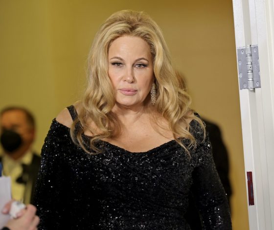 Дело в шляпе: Дженнифер Кулидж засняли во время прогулки. Как актриса выглядит на снимках папарацци?