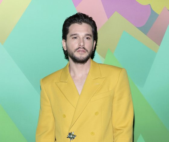 Звезда «Игры престолов» Кит Харингтон доказывает, что жакет на голое тело – беспроигрышный вариант для мужского образа. Ну, и трендовый