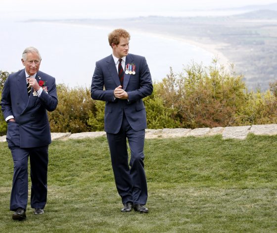 «Кто знает, действительно ли я твой настоящий отец?»: король Карл III отпускал «садистские» шутки насчет их родства с принцем Гарри