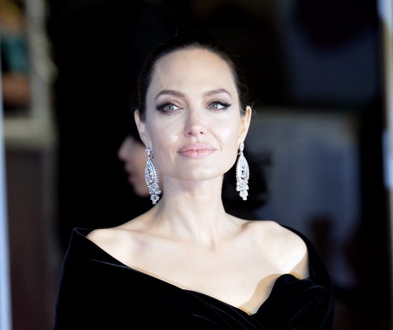 Анджелина Джоли и Никола Пельтц появились в одинаковых образах. Чей аутфит получился лучше?