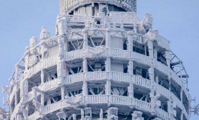 Снежная королева: в Сети обсуждают фото заледеневшей Останкинской башни