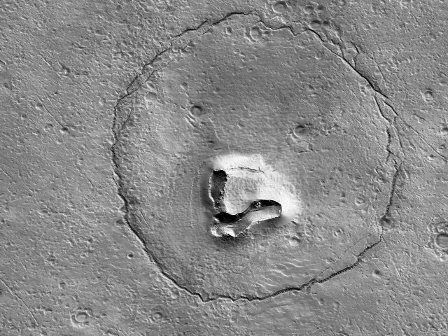 «Медведь на Марсе?»: новое фото спутника NASA