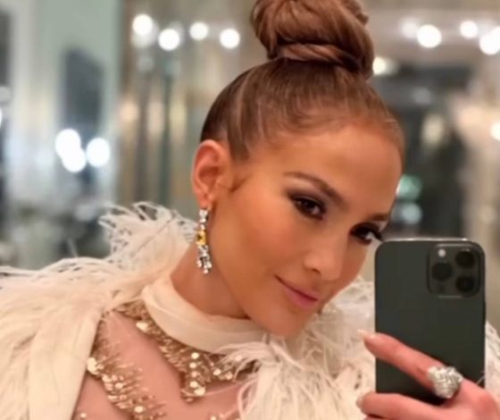 Дженнифер Лопес вышла в сверкающем мини в пайетках