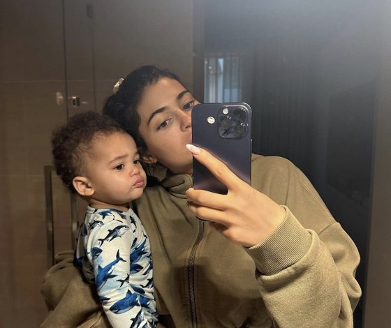 Снова менять? Фанаты удивлены значением имени сына Кайли Дженнер на арабском языке