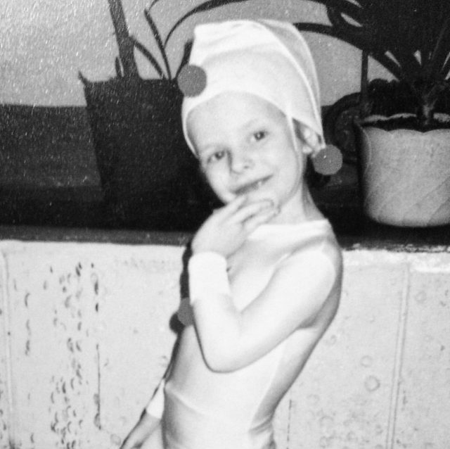 Как Лиза Арзамасова выглядела в детстве? Актриса поделилась архивным снимком