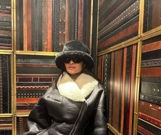 Поймала двух зайцев: Кайли Дженнер примерила дубленку, которая заменила ей платье