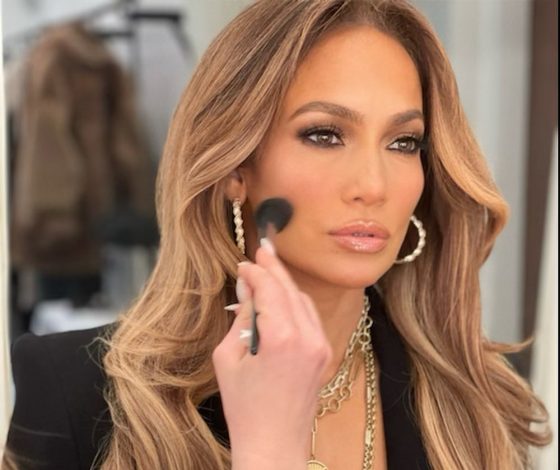 Провокация: Дженнифер Лопес показала фигуру в полуголом платье