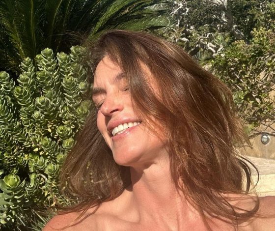 Настоящая звезда: 56-летняя Синди Кроуфорд поделилась фотографиями без макияжа