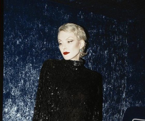 Дама пик: Рената Литвинова демонстрирует беспроигрышное сочетание для вечернего образа (и макияж бонусом)