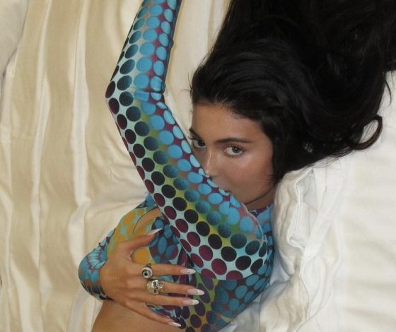 Попались: Кайли Дженнер поделилась фото в образе, который загипнотизирует любого