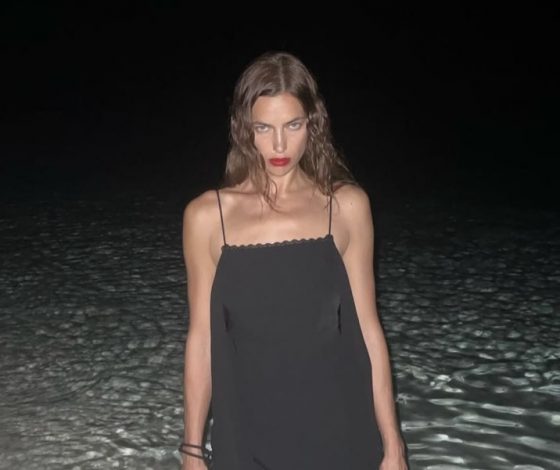 Ирина Шейк демонстрирует облегающие брюки клеш (и, видимо, «готовится» к съемкам в фильме ужасов)