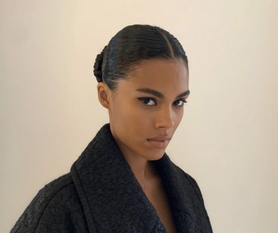 Своя игра: Тина Кунаки доказывает, что платье-рубашка может выглядеть очень даже эффектно