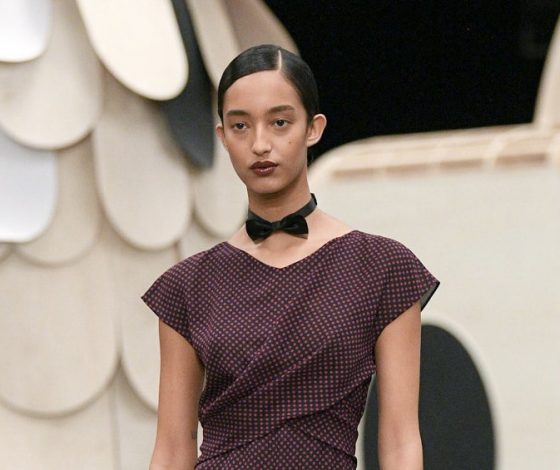 Шляпы-цилиндры и бабочки на голую шею: ровно 2 причины, почему показ Chanel запомнится всем надолго