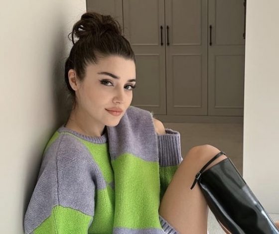 Звезда «Постучись в мою дверь» Ханде Эрчел сочетает уютное платье-свитер с эффектными сапогами (а Серкан Болат «одобряет»)