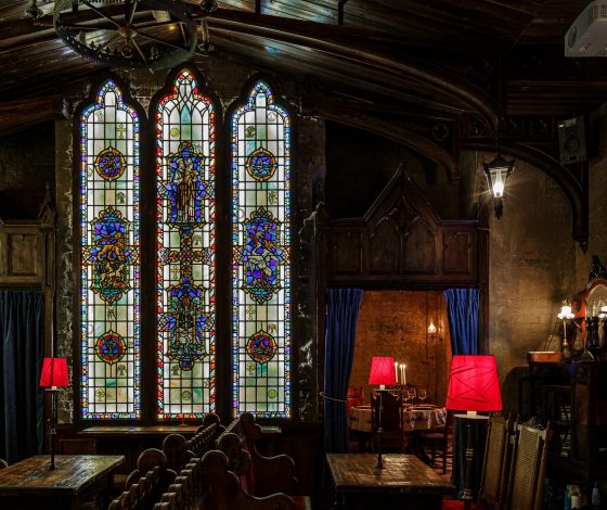 Побывать в джунглях, оказаться в 90-х, поужинать с медсестрами, выпить в библиотеке или в театре: 9 самых необычных ресторанов Москвы