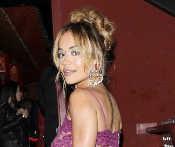 Рита Ора примерила кружевное платье (и более откровенного образа мы еще точно не видели)