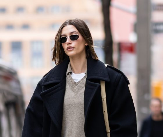 По-взрослому: Хейли Бибер доказывает, что школьный стиль актуален и после достижения 18-летия