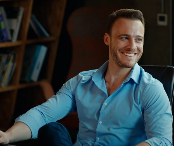 Он чего-то не умеет? Звезда сериала «Постучись в мою дверь» Керем Бюрсин продемонстрировал свой музыкальный талант