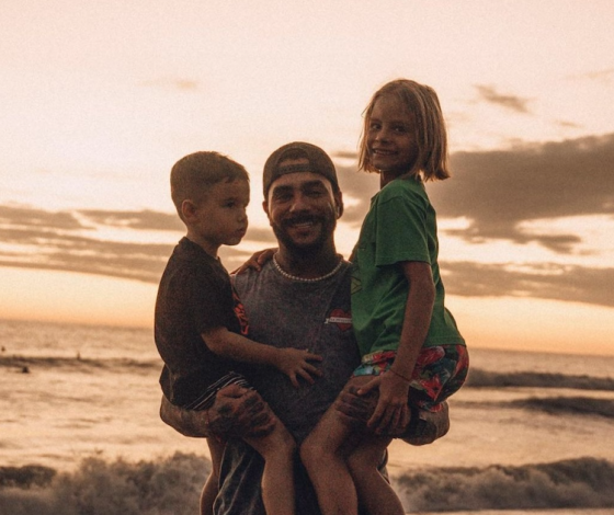 «Безусловная любовь»: Тимати поделился милыми фотографиями с детьми на отдыхе