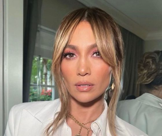 Дженнифер Лопес отправилась на шопинг в очень провокационном платье с разрезами до ягодиц