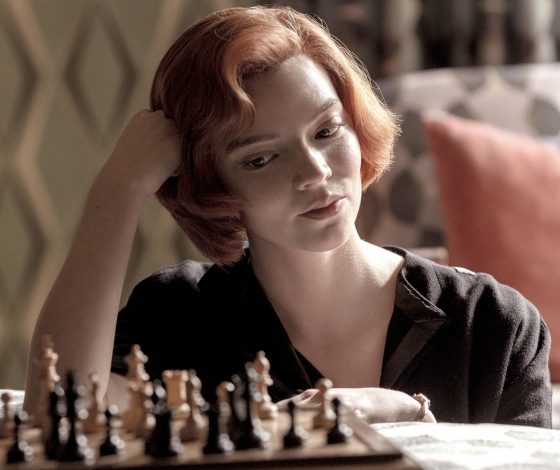 Звезда «Хода королевы» Аня Тейлор-Джой появилась в образе тумбочки. Ящики – в наличии