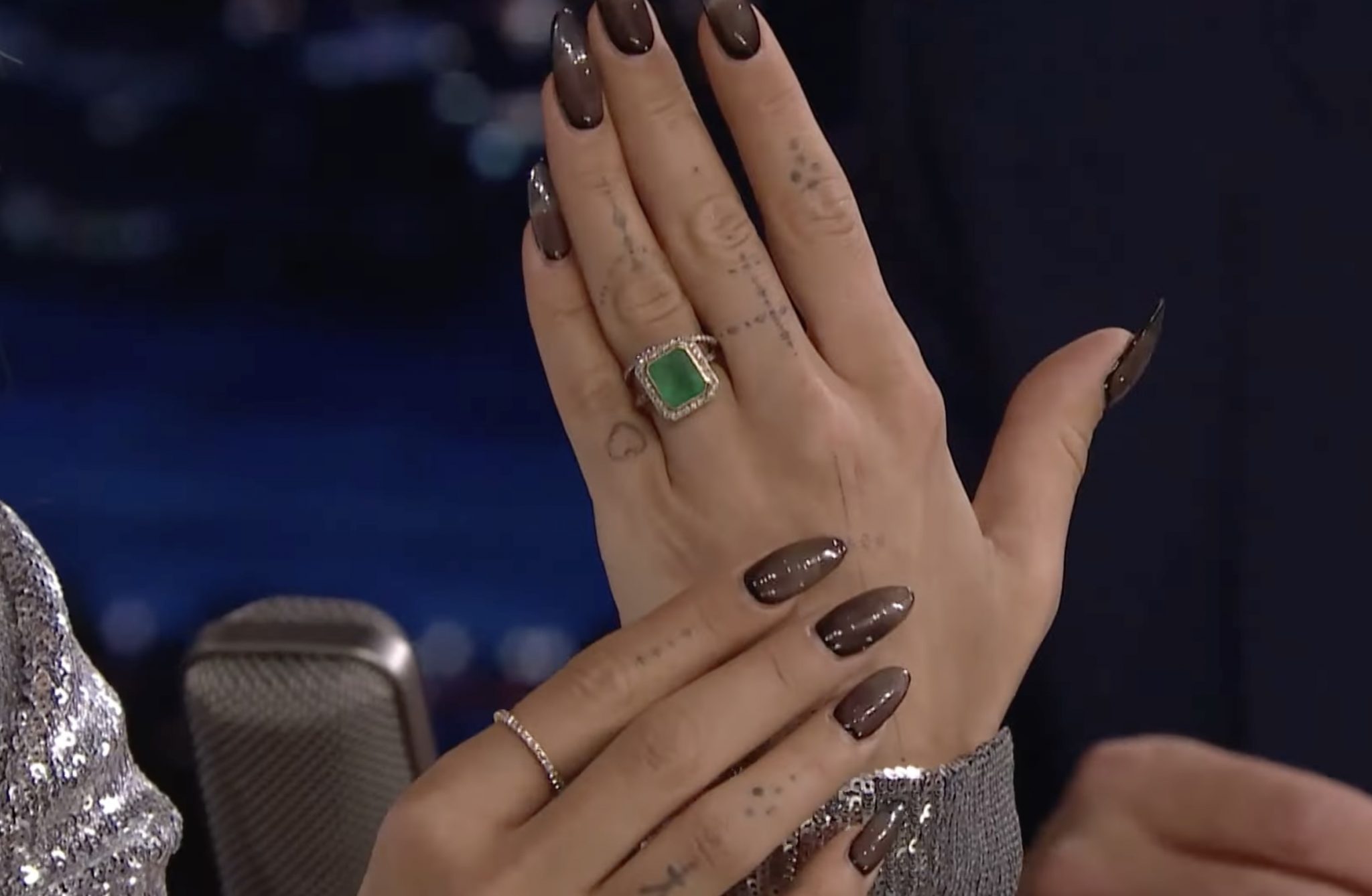 Рита Ора впервые показала обручальное кольцо (и выглядит оно бесподобно)