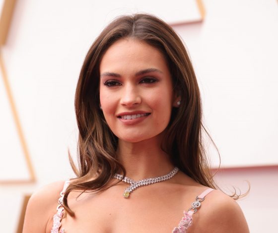 Лили Джеймс показала самый популярный оттенок маникюра