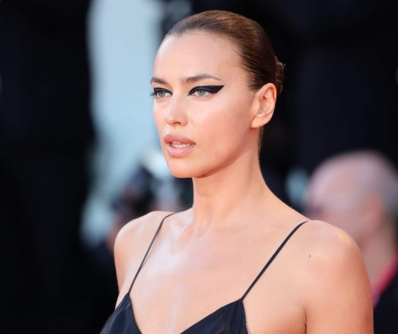 Ирина Шейк доказывает, что простое платье-комбинация может выглядеть эффектно. Главное – природа