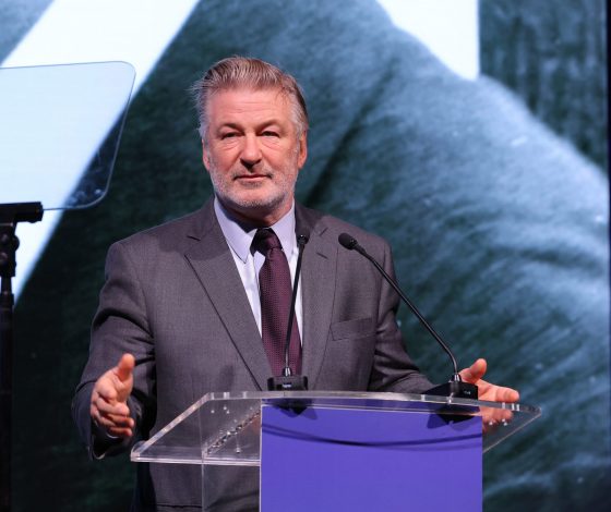 Алеку Болдуину вновь предъявлены обвинения в убийстве на съемках фильма