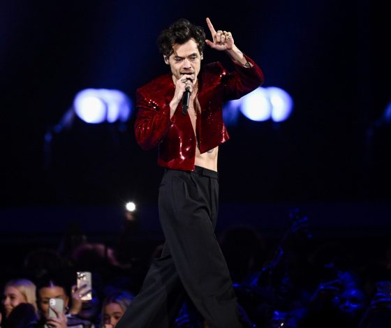 Триумф Гарри Стайлса, непривычный выход Сальмы Хайек и лучшие образы: итоги музыкальной премии BRIT Awards