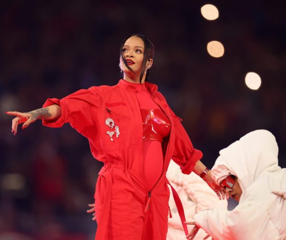 Super Bowl - 2023: триумф Рианны, первый трейлер «Флэша» с Эзрой Миллером и Бен Аффлек и Джей Ло в рекламе Dunkin’ Donuts