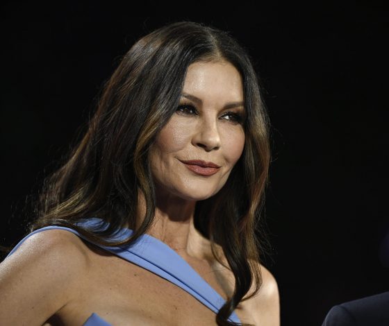 Кэтрин Зета-Джонс поздравила мужа с 24-й годовщиной, показав фото с их свадьбы