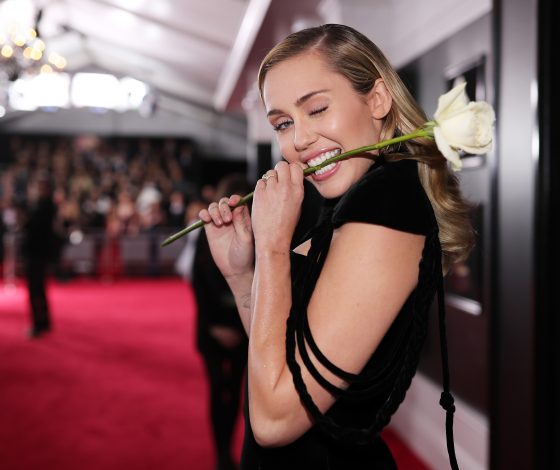 Майли Сайрус показала безупречную фигуру в бикини (и напомнила Лиаму Хемсворту, кого он потерял)