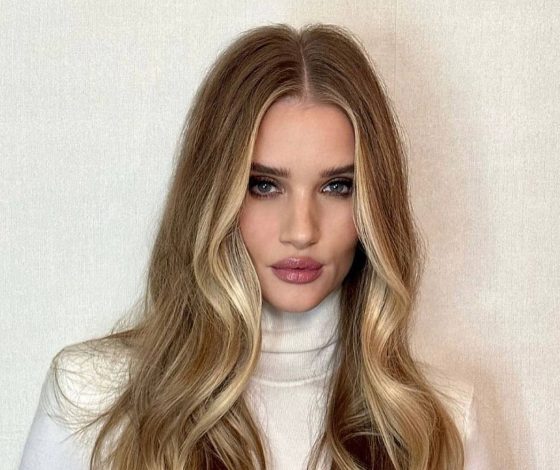 Роузи Хантингтон-Уайтли показывает, с чем носить прозрачный корсет этим летом