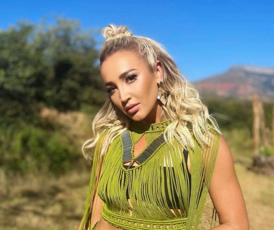 Ольга Бузова позирует в леопардовом бикини