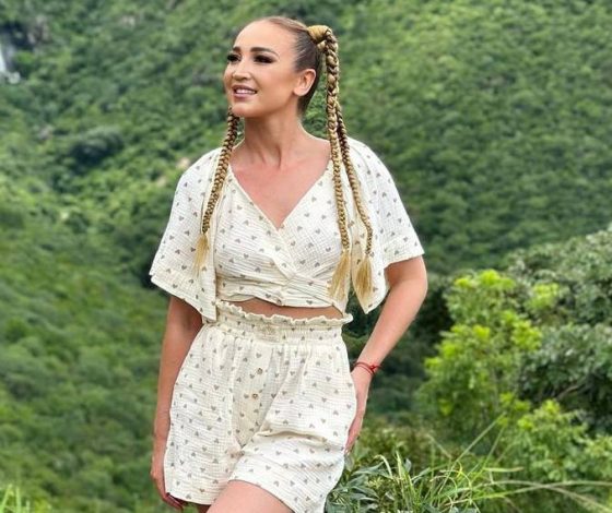 Ольга Бузова позирует в экстремально ярком бикини