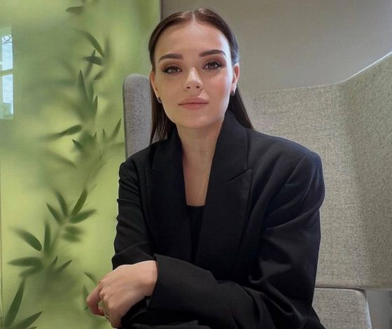 Аделина Сотникова позирует в купальнике спустя 7 месяцев после родов