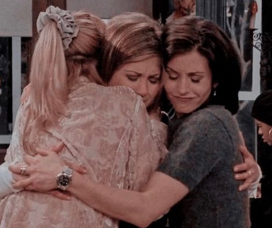 Дженнифер Энистон, Кортни Кокс и Лиза Кудроу повторили культовый снимок из «Друзей»