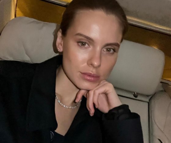 Черное мини с открытыми плечами: Дарья Клюкина в платье, которое точно нужно запомнить