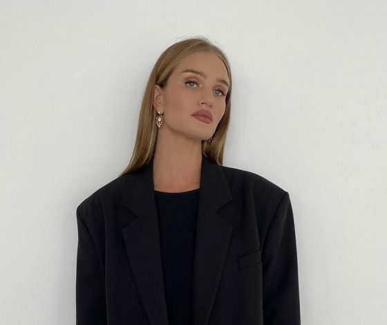 В тепле, да не в обиде: Роузи Хантингтон-Уайтли демонстрирует, как носить платье длины мини этой зимой