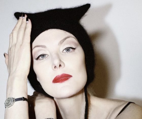 Рената Литвинова примерила самую трендовую шапку сезона, которую уже носят Билли Айлиш и Джулия Фокс. Причем от российского бренда