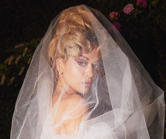 Уэнсдэй одобряет: Рита Ора продемонстрировала свадебный образ для самых смелых невест