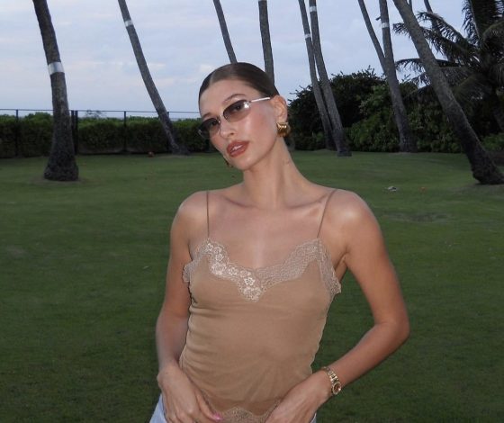 Хейли Бибер носит откровенный бельевой топ в повседневной жизни (и в отпуске мы будем делать так же)