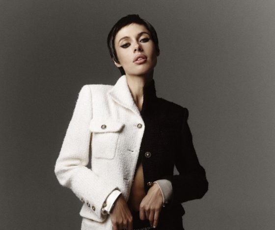 Быстрее, выше, смелее: Ксения Шипилова демонстрирует, с чем носить высокие сапоги грядущей весной