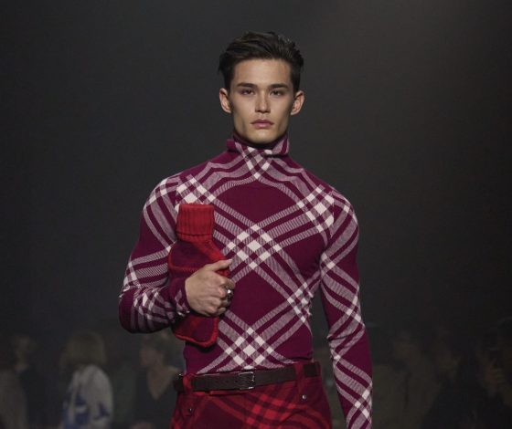 Чем заменить перчатки в -15 градусов за окном? Конечно, грелками с показа Burberry, которые найдутся в аптечке у каждого