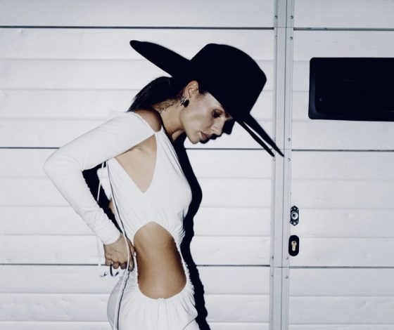 Вдох, выдох: Zivert примерила летящее платье, которое идеально подойдет для летней свадьбы