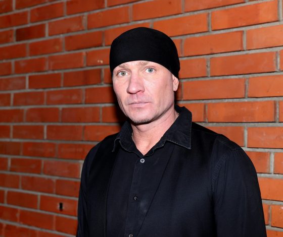 Редкое фото: Роман Костомаров показал всю семью