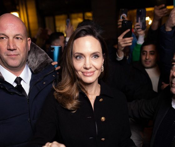 Королевский выход: Анджелина Джоли в классическом пальто с акцентными пуговицами