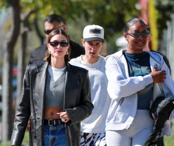 Новый взгляд на мир: Хейли Бибер носит кожаный плащ вместе с шортами и топом