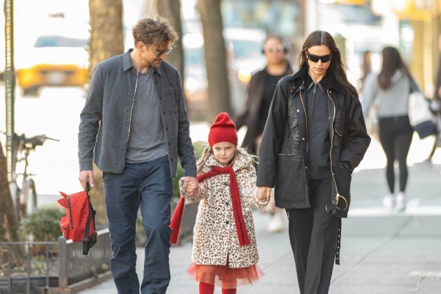 Время для семьи: Ирина Шейк и Брэдли Купер на прогулке с дочерью